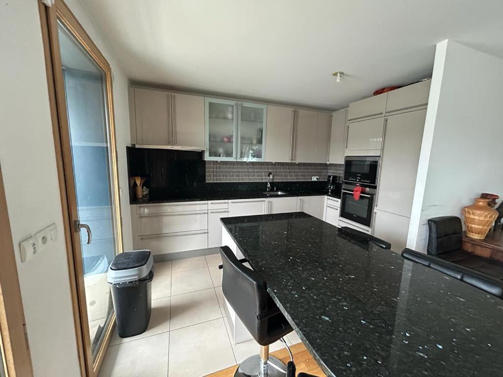 Apartment Spacious Flat Ideal For Working Or Events